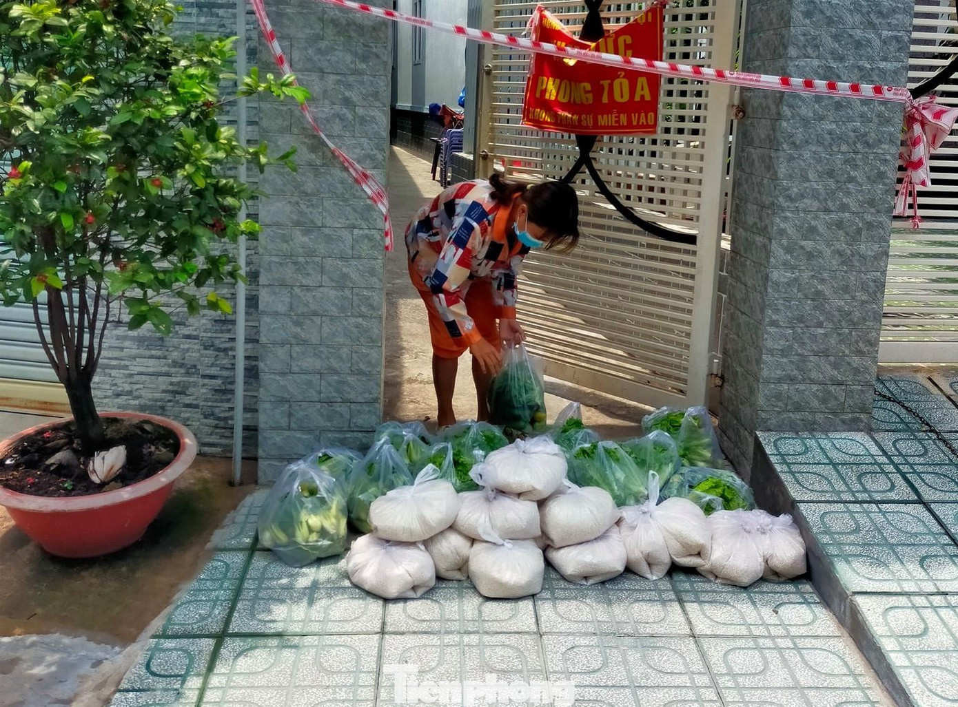 Ở các khu nhà trọ và nhà dân, đoàn thanh niên, quân sự, công an và lực lượng khác đến tận nơi phát lương thực. Để an toàn, những người làm nhiệm vụ mang lương thực đến để trước cổng nhà và khu trọ hạn chế tiếp xúc. Ở các khu nhà trọ và nhà dân, đoàn thanh niên, quân sự, công an và lực lượng khác đến tận nơi phát lương thực. Để an toàn, những người làm nhiệm vụ mang lương thực đến để trước cổng nhà và khu trọ hạn chế tiếp xúc.