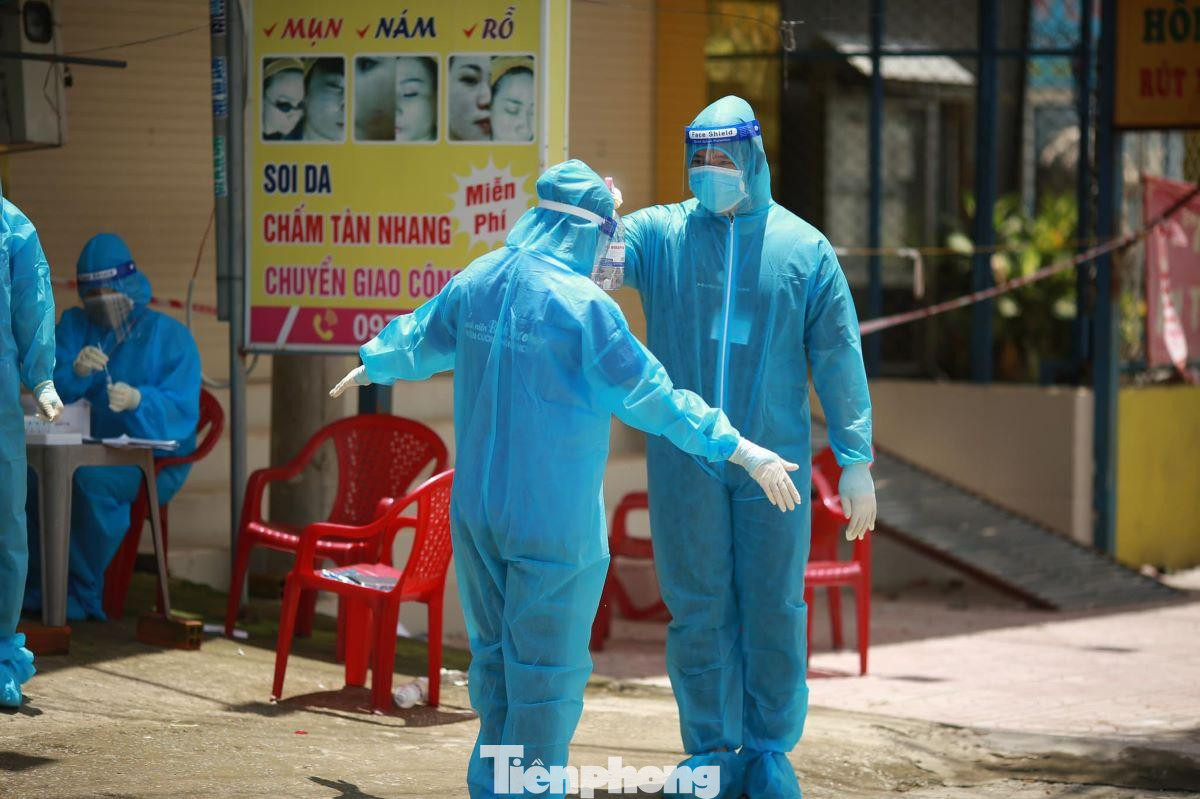 Lực lượng làm nhiệm vụ lấy mẫu xét nghiệm toàn dân, đối với TP Thuận An và TX Tân Uyên phải được thực hiện xét nghiệm hết trong vòng 5 ngày. Lực lượng làm nhiệm vụ lấy mẫu xét nghiệm toàn dân, đối với TP Thuận An và TX Tân Uyên phải được thực hiện xét nghiệm hết trong vòng 5 ngày.