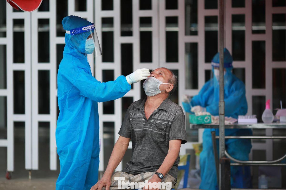 Các địa phương đã bố trí những khu vực thích hợp để tổ chức xét nghiệm sàng lọc diện rộng, người dân đến được xếp hàng giữ khoảng cách an toàn. Ngoài các điểm xét nghiệm, khắp nơi đều trong tình trạng vắng lặng. Các địa phương đã bố trí những khu vực thích hợp để tổ chức xét nghiệm sàng lọc diện rộng, người dân đến được xếp hàng giữ khoảng cách an toàn. Ngoài các điểm xét nghiệm, khắp nơi đều trong tình trạng vắng lặng.