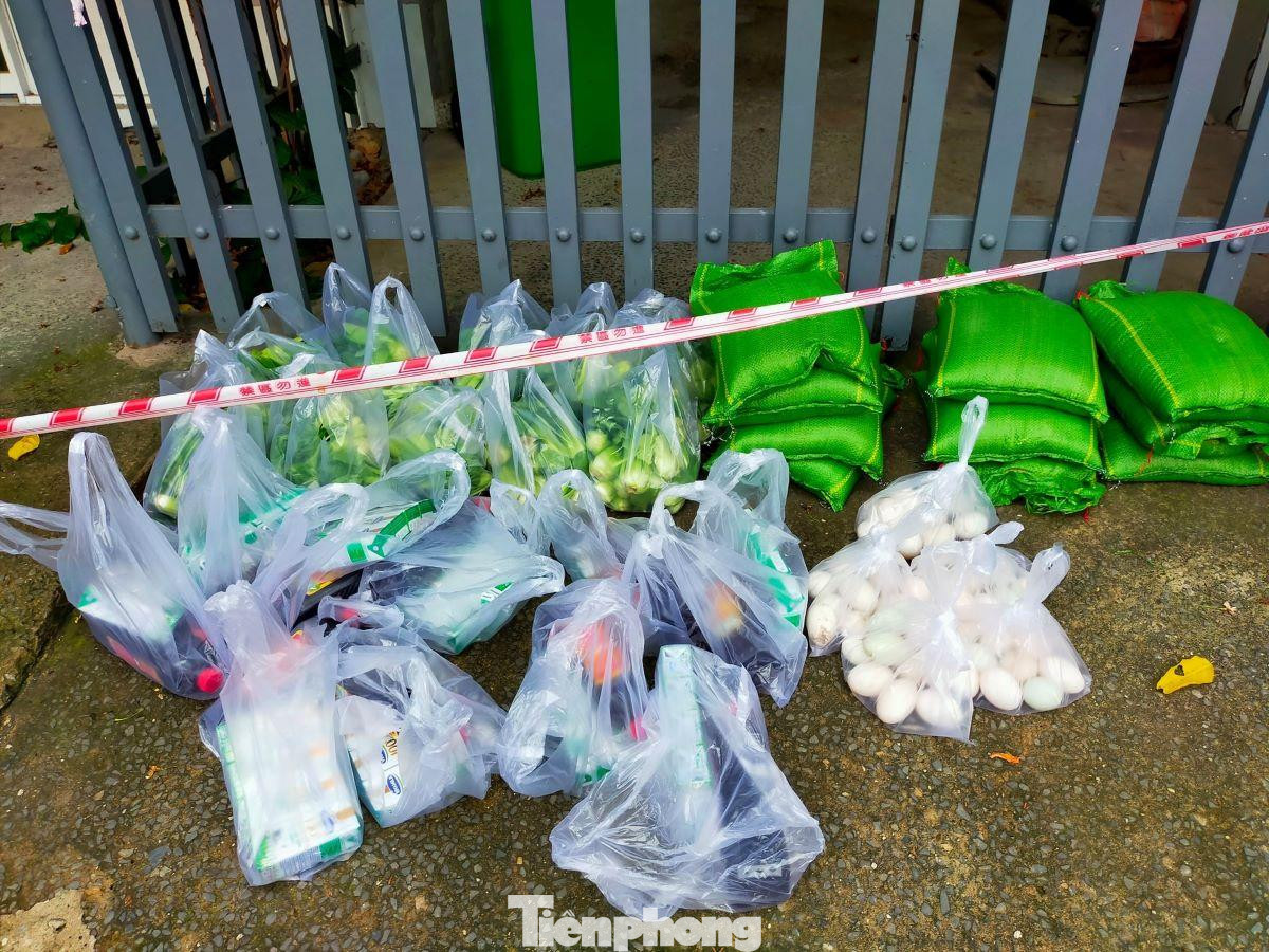 Thực phẩm được để sẵn trước nhà dân Thực phẩm được để sẵn trước nhà dân