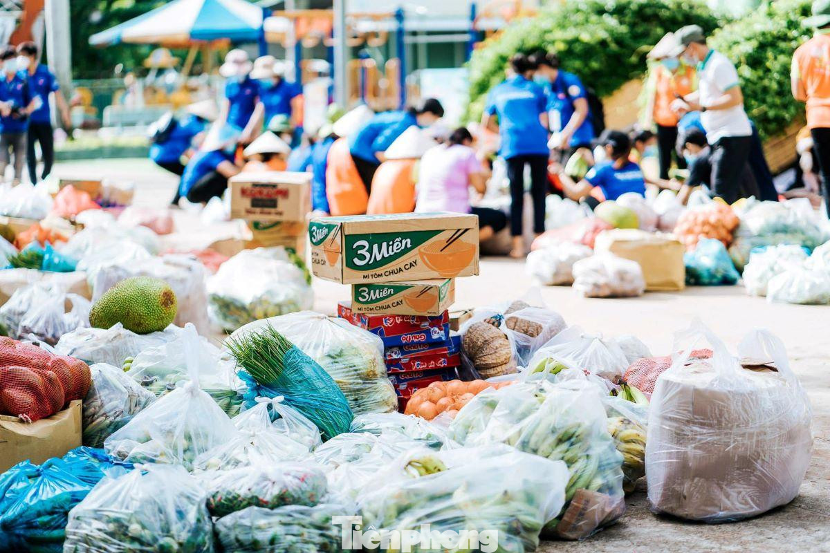 Đoàn thanh niên tỉnh Bình Dương hỗ trợ lượng thực cho người dân Đoàn thanh niên tỉnh Bình Dương hỗ trợ lượng thực cho người dân