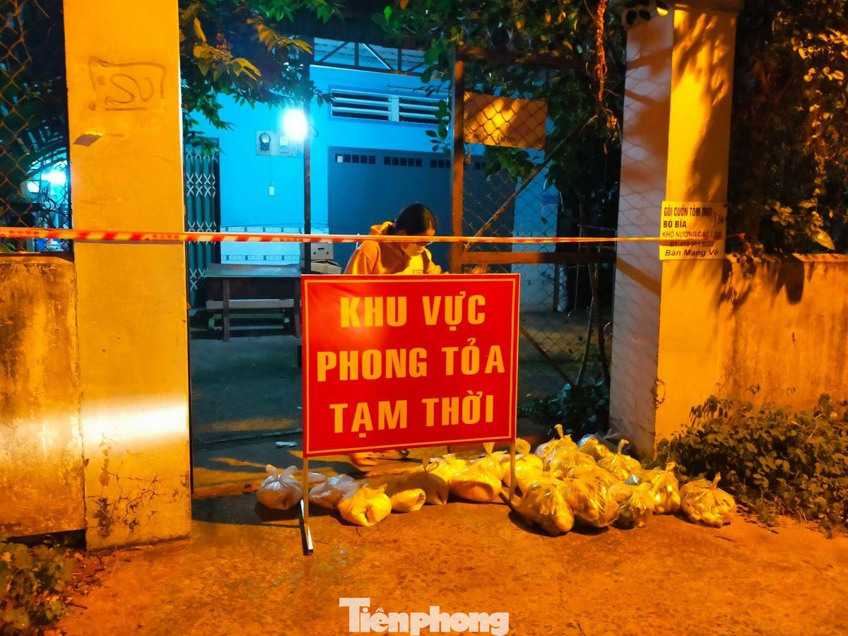 Ngay từ sáng sớm, các phần lương thực được để sẵn trước nhà, khu trọ để người dân ra lấy Ngay từ sáng sớm, các phần lương thực được để sẵn trước nhà, khu trọ để người dân ra lấy