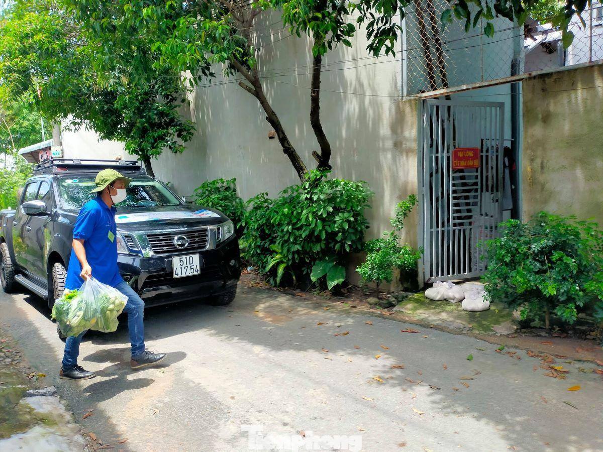 Các phần thực phẩm sau khi chuẩn bị xong ở điểm tập kết được đưa lên xe bán tải chạy đến phát từng nhà dân, khu nhà trọ Các phần thực phẩm sau khi chuẩn bị xong ở điểm tập kết được đưa lên xe bán tải chạy đến phát từng nhà dân, khu nhà trọ