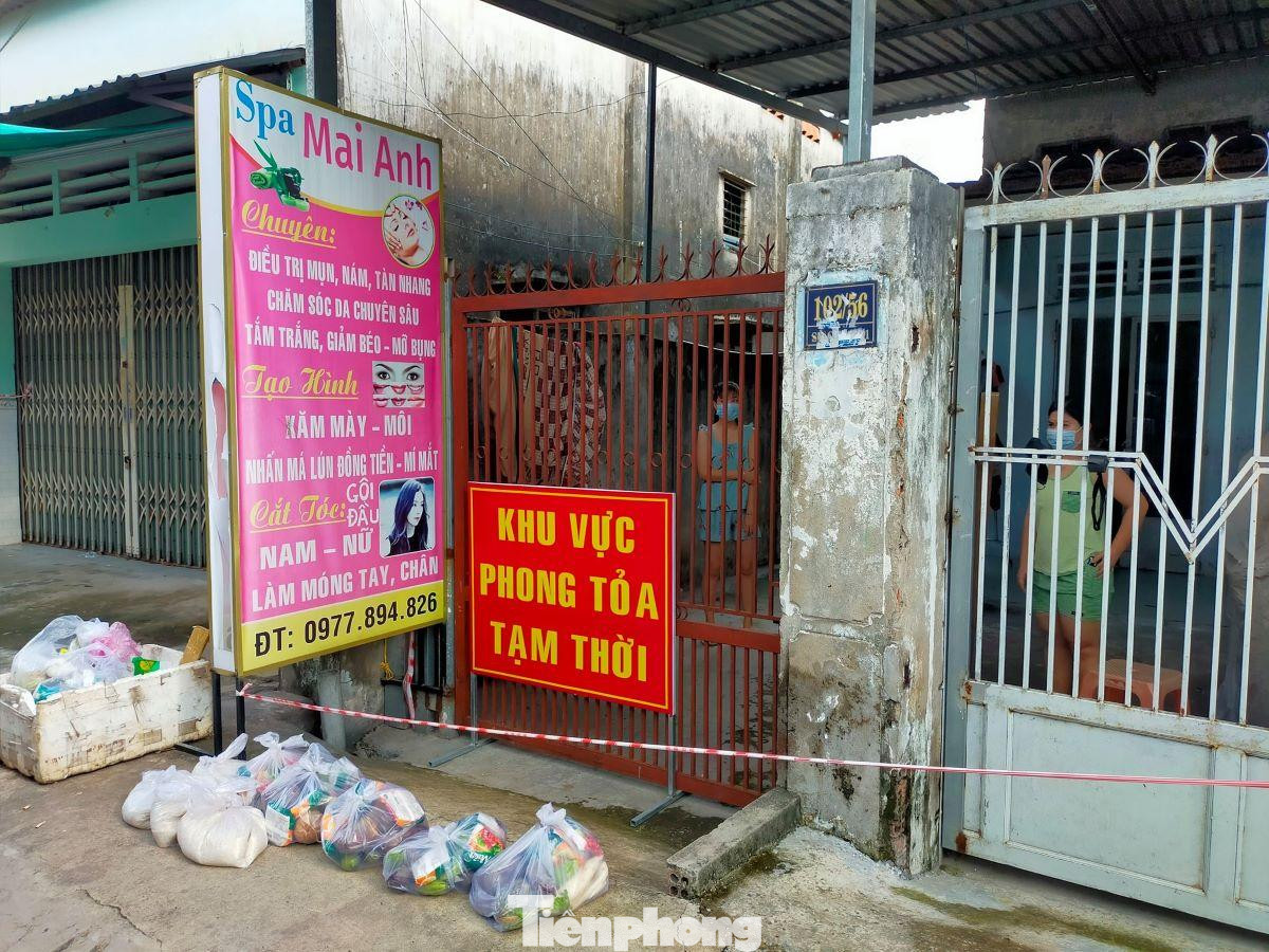 Ban chỉ đạo phòng, chống dịch tỉnh Bình Dương cho biết trong suốt thời gian giãn cách xã hội sẽ không để ai phải đói, ngoài tổng đài 1022, người dân có thể gọi đến số điện thoại công khai lãnh đạo phường theo tờ rơi đã phát trong trường hợp cần thiết Ban chỉ đạo phòng, chống dịch tỉnh Bình Dương cho biết trong suốt thời gian giãn cách xã hội sẽ không để ai phải đói, ngoài tổng đài 1022, người dân có thể gọi đến số điện thoại công khai lãnh đạo phường theo tờ rơi đã phát trong trường hợp cần thiết