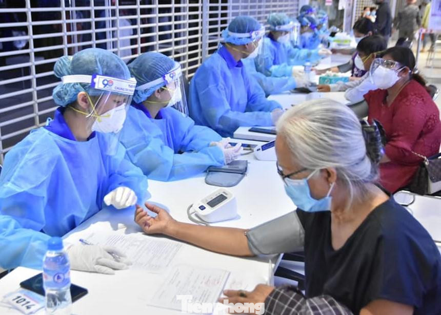 Bình Dương thần tốc tiêm vắc xin cho người dân để kiểm soát dịch bệnh Bình Dương thần tốc tiêm vắc xin cho người dân để kiểm soát dịch bệnh