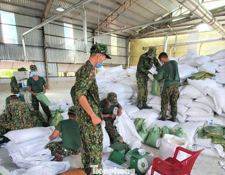 Bình Dương được chi viện đợt 1 khoảng 8.300 tấn gạo, trong đó phân bổ cho TX Tân Uyên và TP Thuận An hơn 5.300 tấn gạo. Trong ảnh: Các chiến sĩ đóng gạo thành từng bao để phát cho người dân
