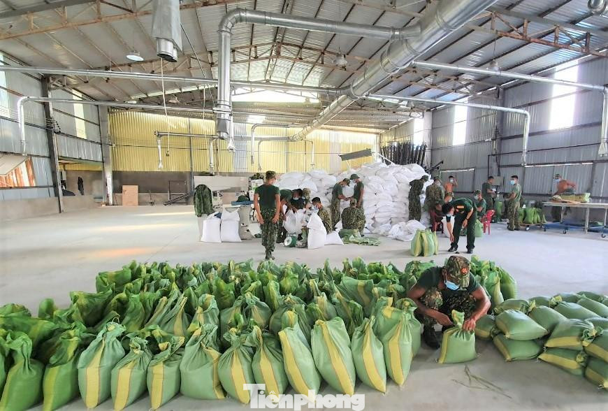 Sau khi phân từng phần, sẽ mang phát tại nhà dân