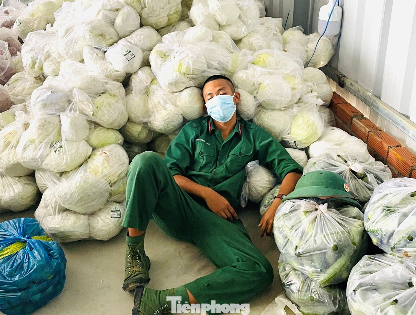 Chiến sĩ mệt lả sau khi chuyển hàng hóa số lượng lớn
