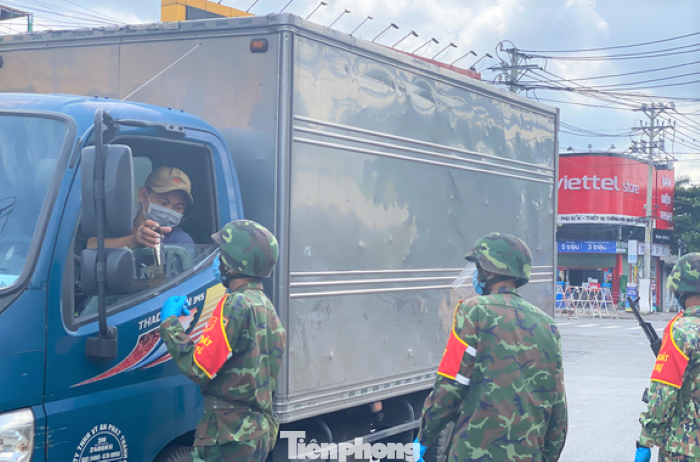 Ngoài cung cấp lương thực cho người dân, lực lượng quân đội hỗ trợ Bình Dương trong siết chặt giãn cách