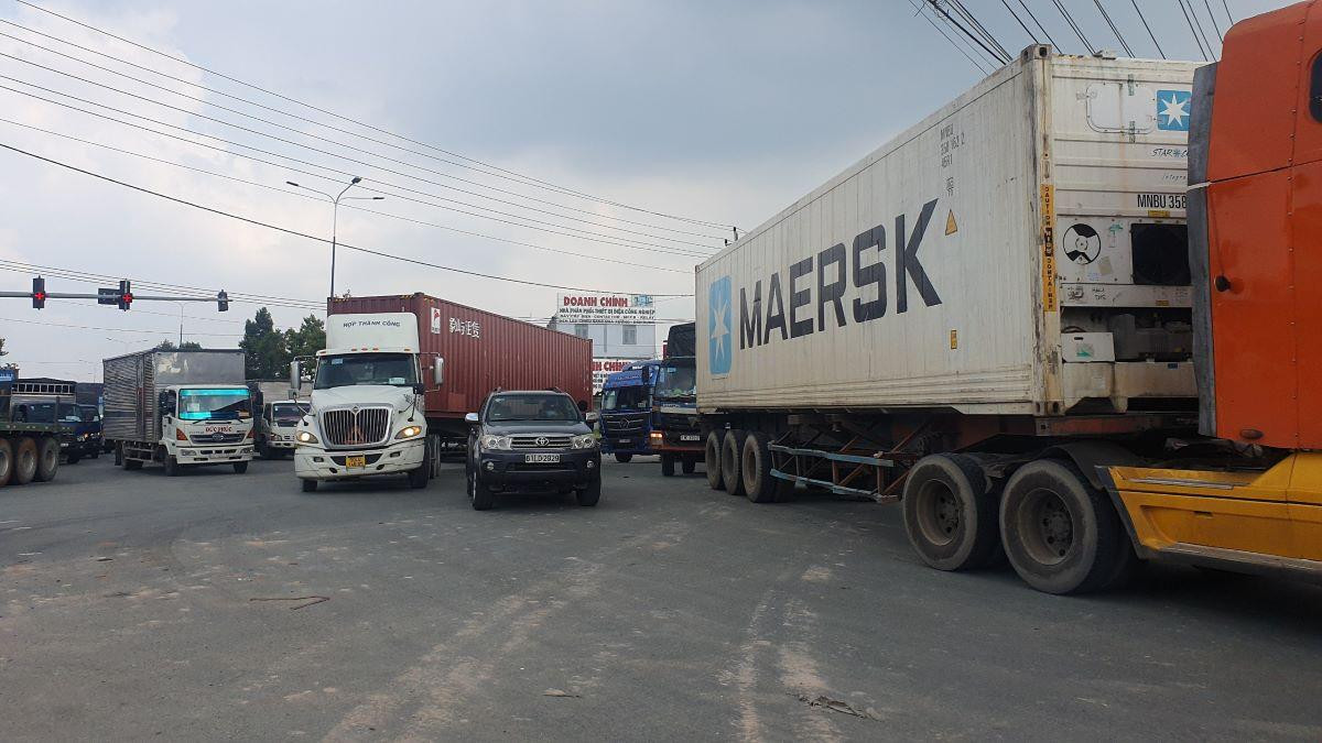 Các phương tiện tìm hướng đi khác để tránh ùn tắc nhưng vẫn không thể đi nhanh hơn Các phương tiện tìm hướng đi khác để tránh ùn tắc nhưng vẫn không thể đi nhanh hơn