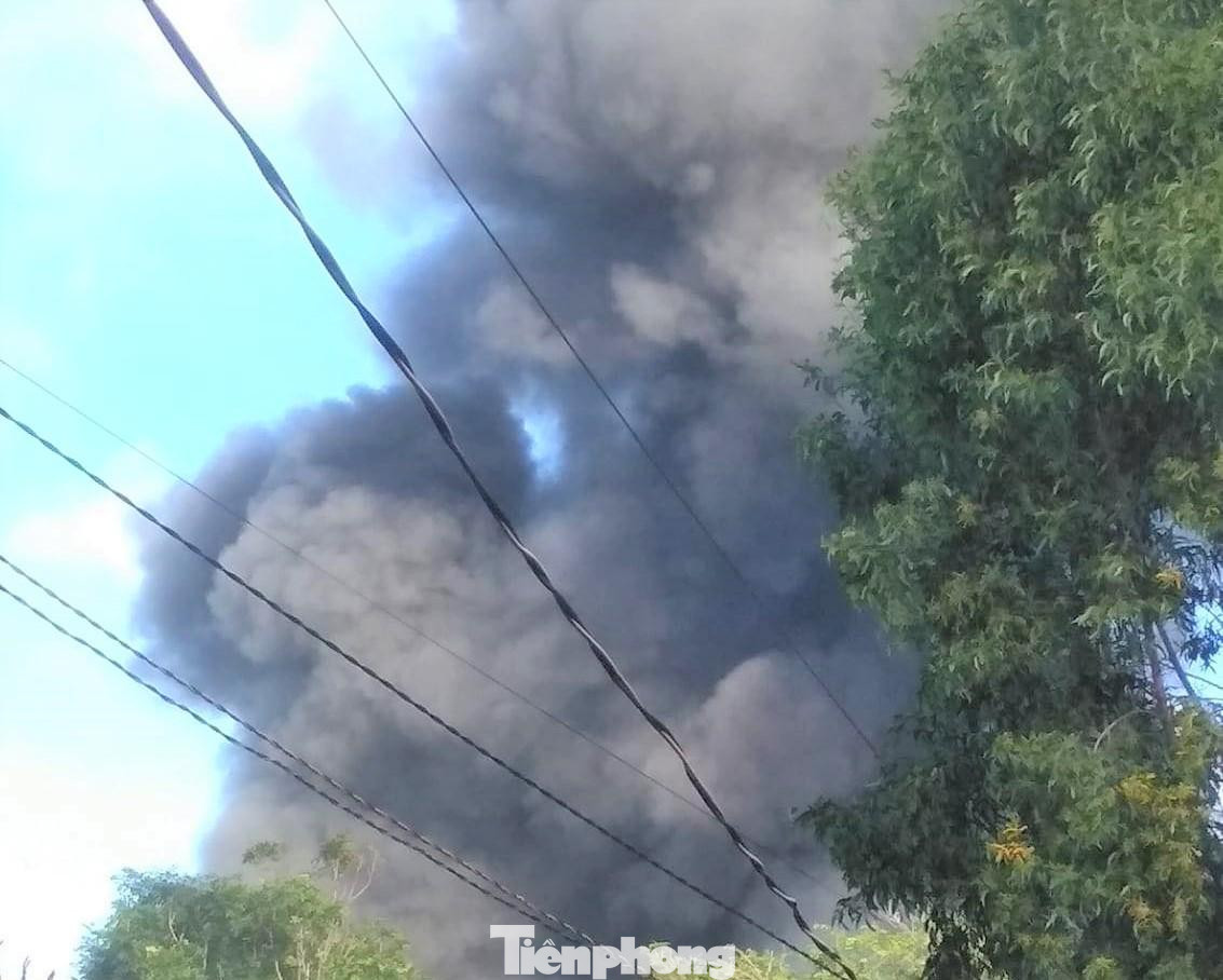 Cột khói cao hàng chục mét