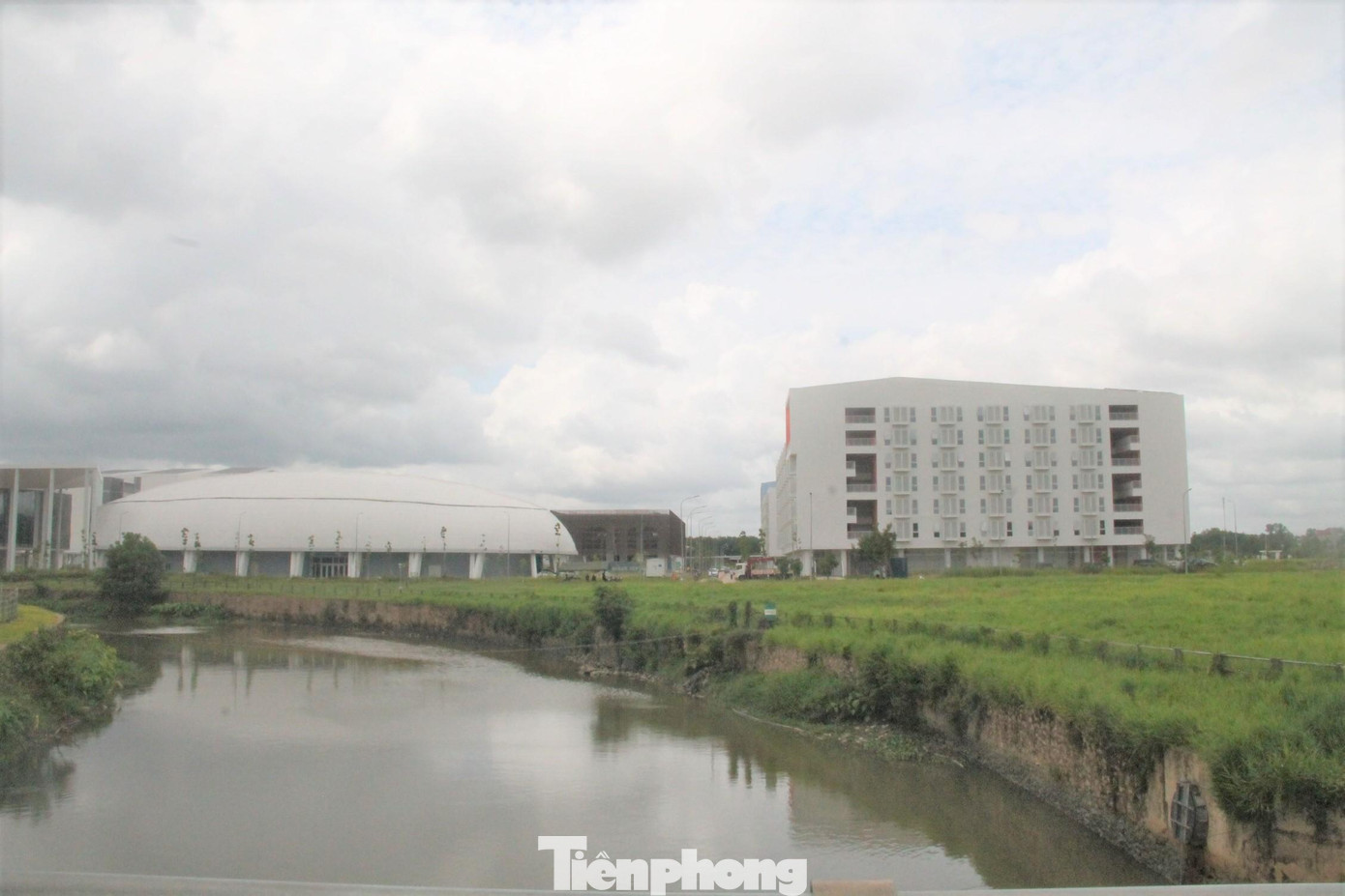 Bệnh viện dã chiến tại Đại học Việt Đức nhìn từ xa