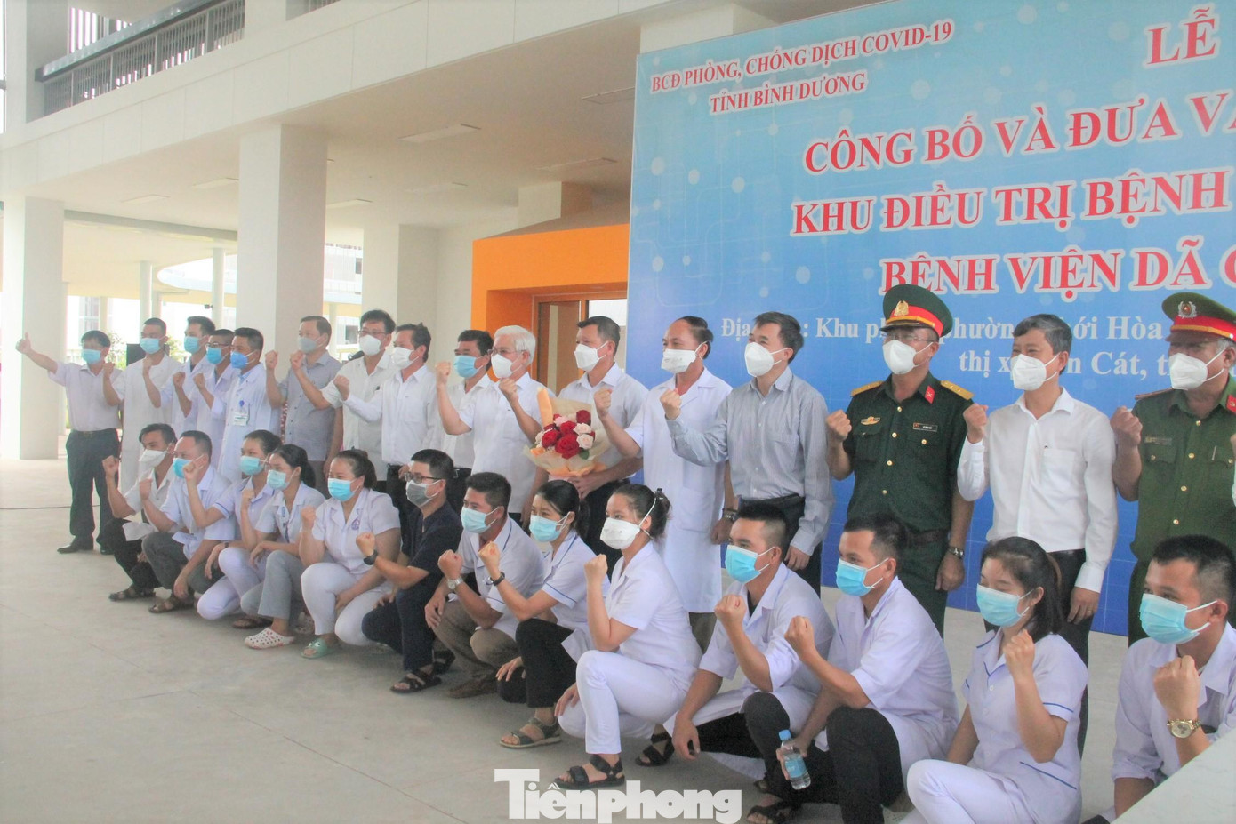 Đội ngũ y, bác sĩ và lãnh đạo Bộ Y tế, tỉnh Bình Dương chụp hình lưu niệm