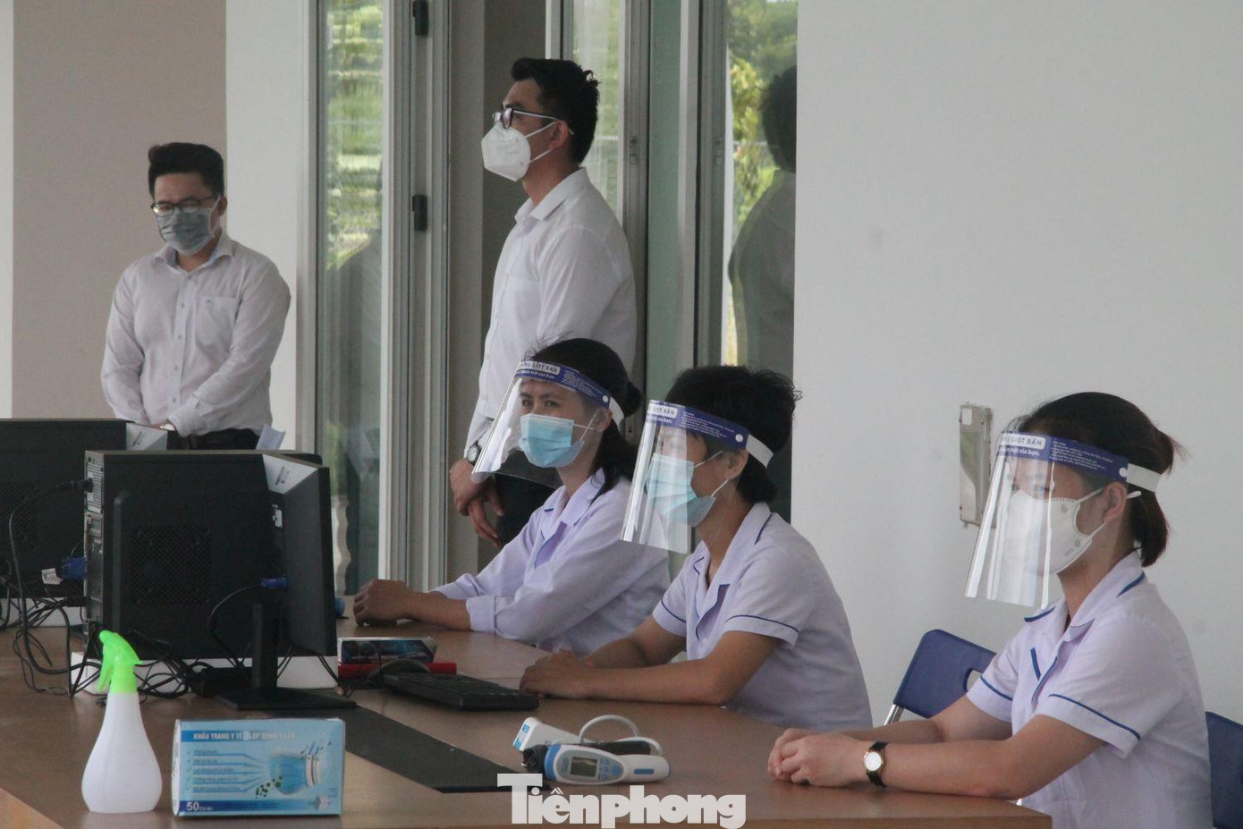 Nhân viên y tế kiểm tra sức khỏe trước cửa vào bệnh viện dã chiến