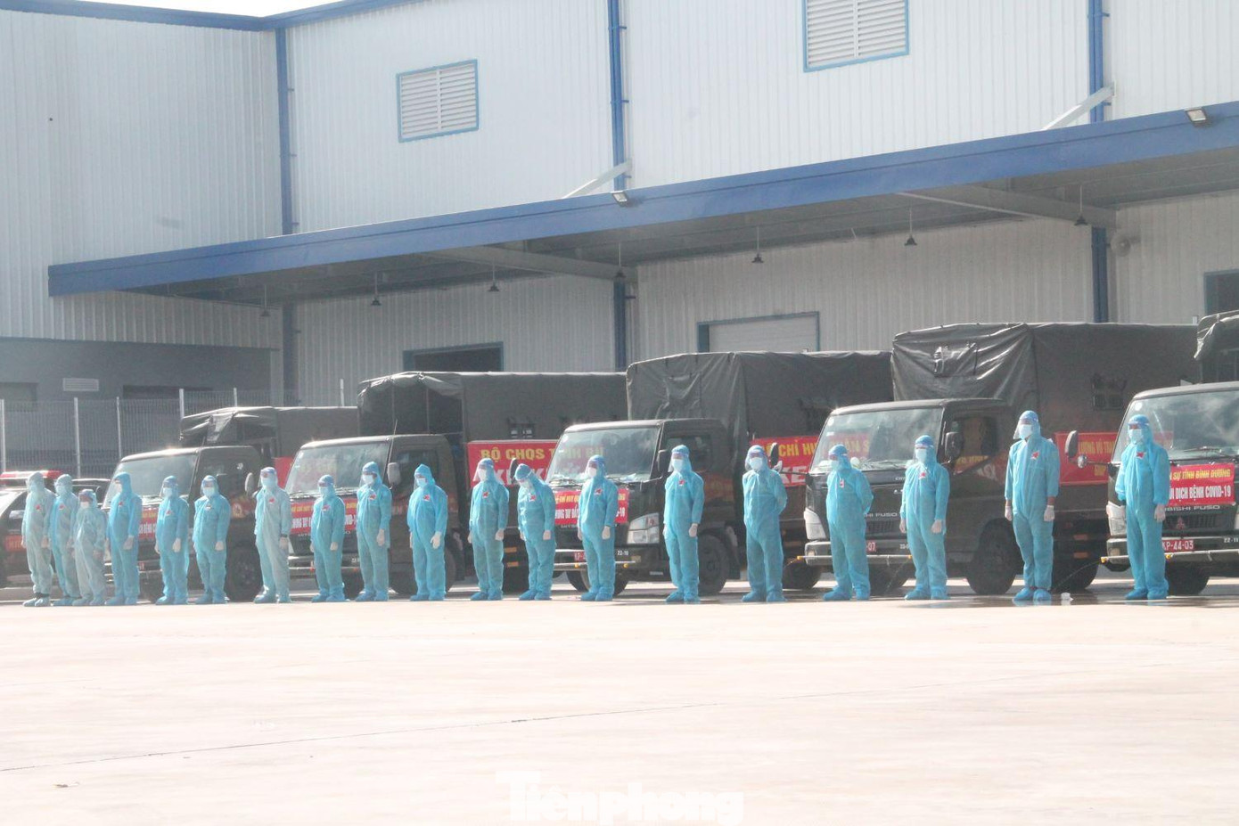 Lực lượng phun khử khuẩn tại bệnh viện dã chiến