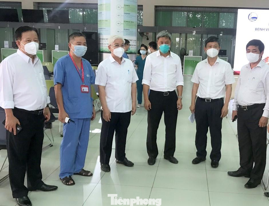 Thứ trưởng Bộ Y tế Nguyễn Trường Sơn và lãnh đạo tỉnh Bình Dương tại BV dã chiến Hồi sức tích cực Thứ trưởng Bộ Y tế Nguyễn Trường Sơn và lãnh đạo tỉnh Bình Dương tại BV dã chiến Hồi sức tích cực