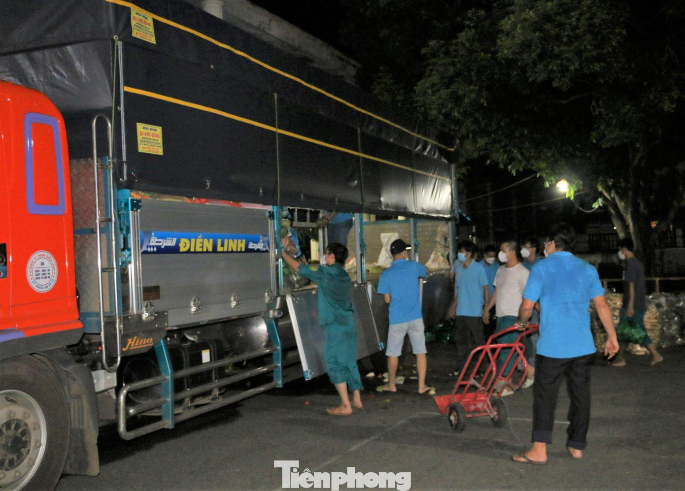 Không phân biệt chức vụ, già, trẻ, cán bộ thức cả đêm bốc xếp hàng hóa cứu trợ