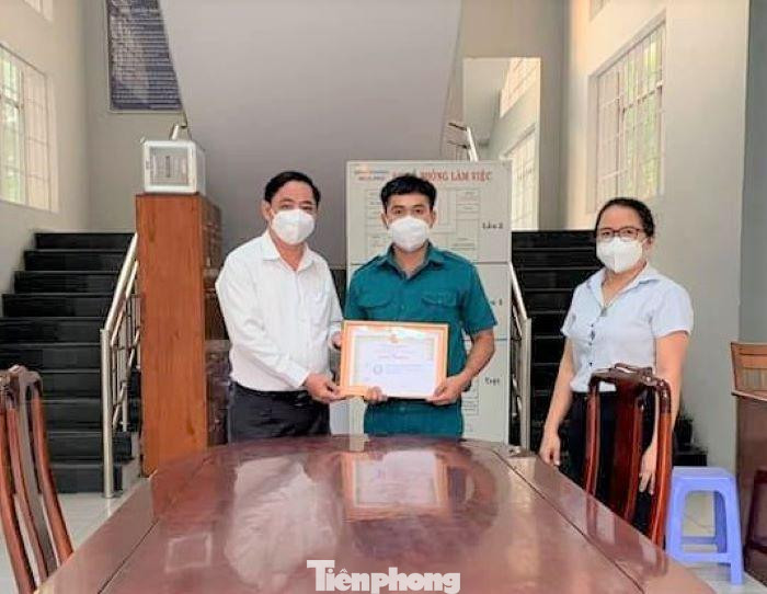 Khen thưởng nam dân quân hỗ trợ sản phụ đến bệnh viện kịp thời Khen thưởng nam dân quân hỗ trợ sản phụ đến bệnh viện kịp thời