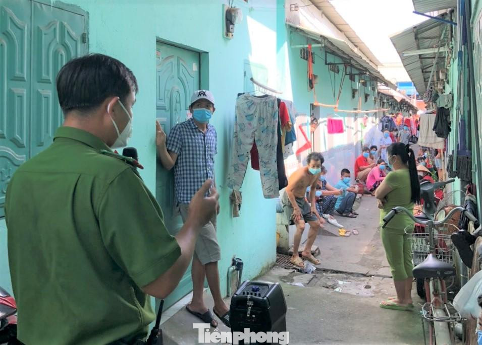Công an phường Thuận Giao tuyên truyền công nhân chấp hành quy định phòng, chống dịch COVID-19