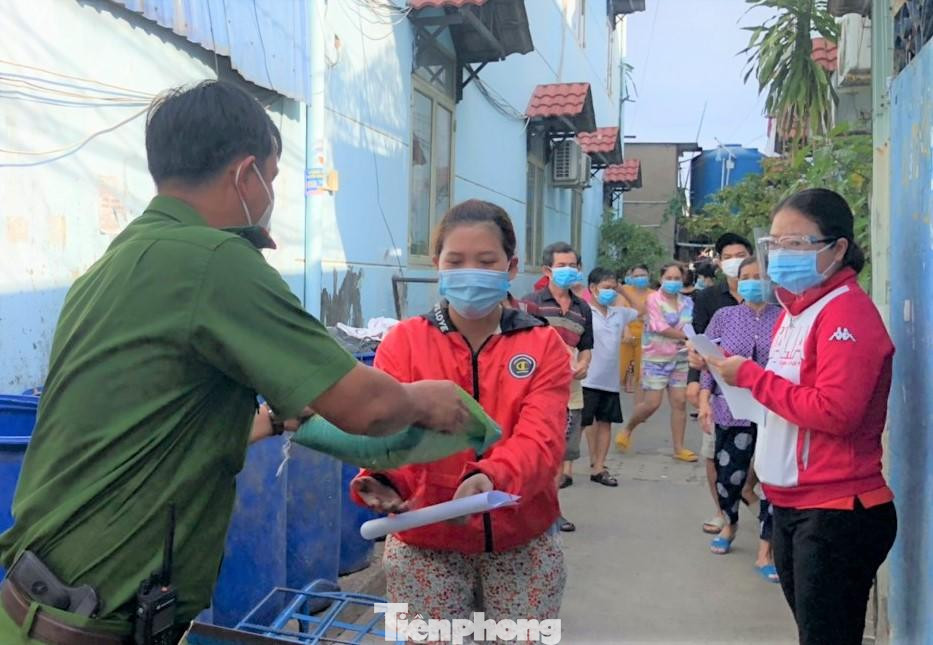 Người lao động được phát gạo