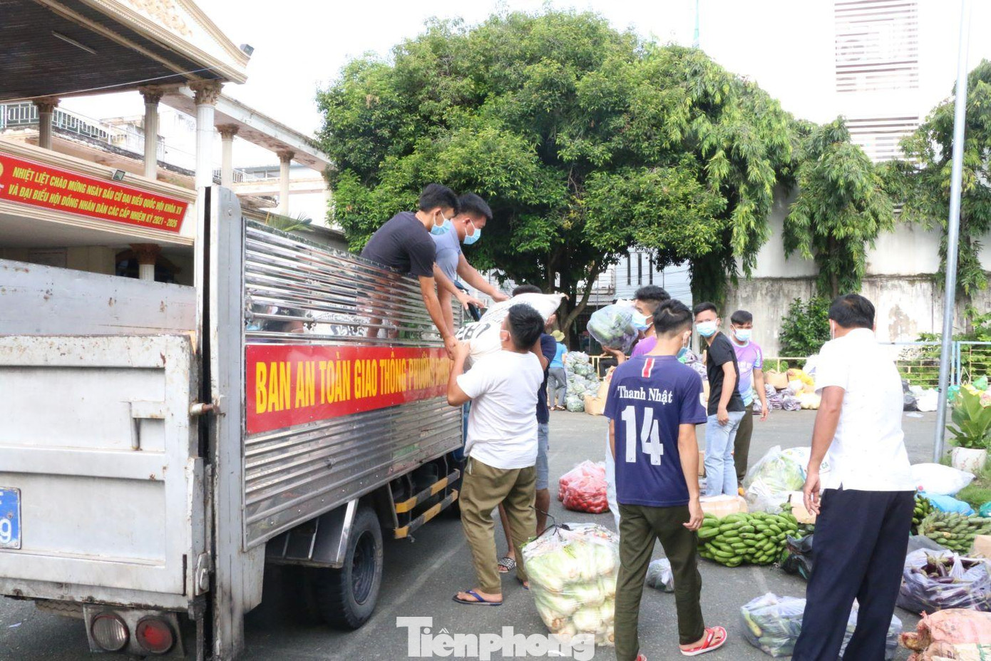 Dùng xe chuyên dụng của các xã, phường vận chuyển hàng hóa tiếp tế người dân khu vực phong tỏa