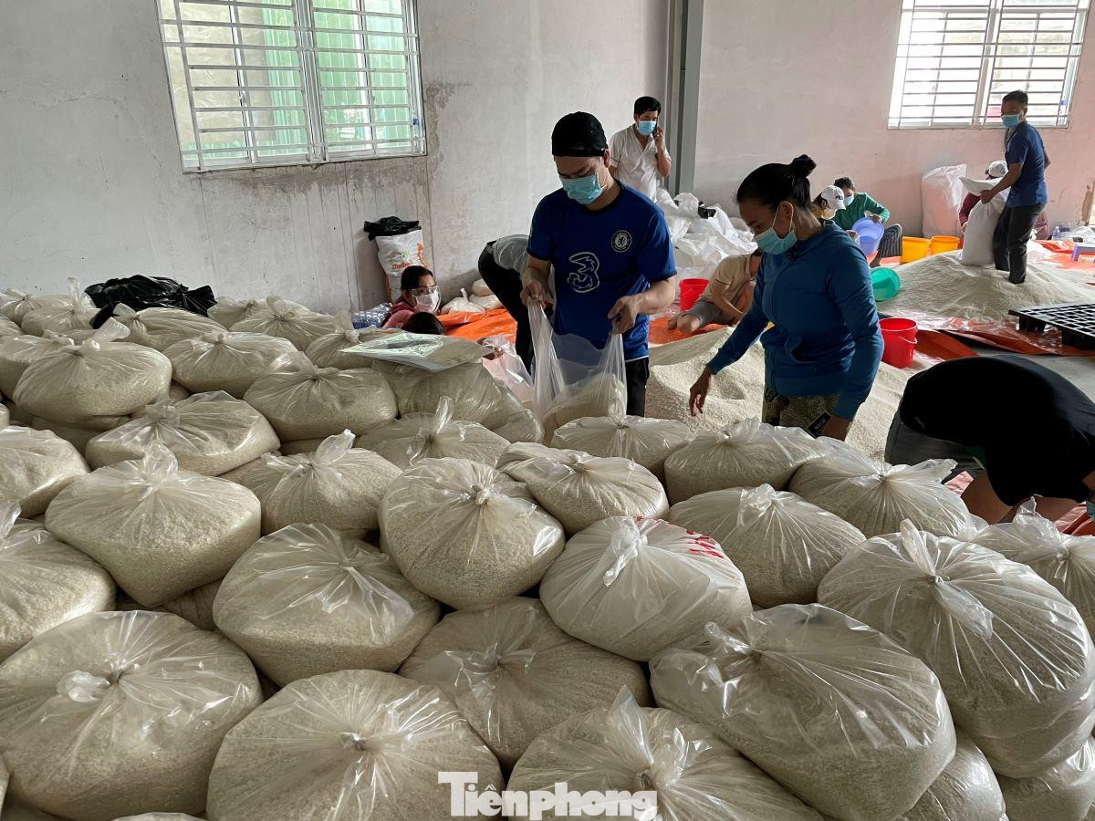 Lực lượng quân sự TX Tân Uyên, TP Thuận An phối hợp lực lượng đoàn thể do UBND hai địa phương này phân công, đảm nhận nhiệm vụ phân phát theo khối lượng 7,5kg gạo/người/lần đến từng hộ dân. Lực lượng quân sự TX Tân Uyên, TP Thuận An phối hợp lực lượng đoàn thể do UBND hai địa phương này phân công, đảm nhận nhiệm vụ phân phát theo khối lượng 7,5kg gạo/người/lần đến từng hộ dân.