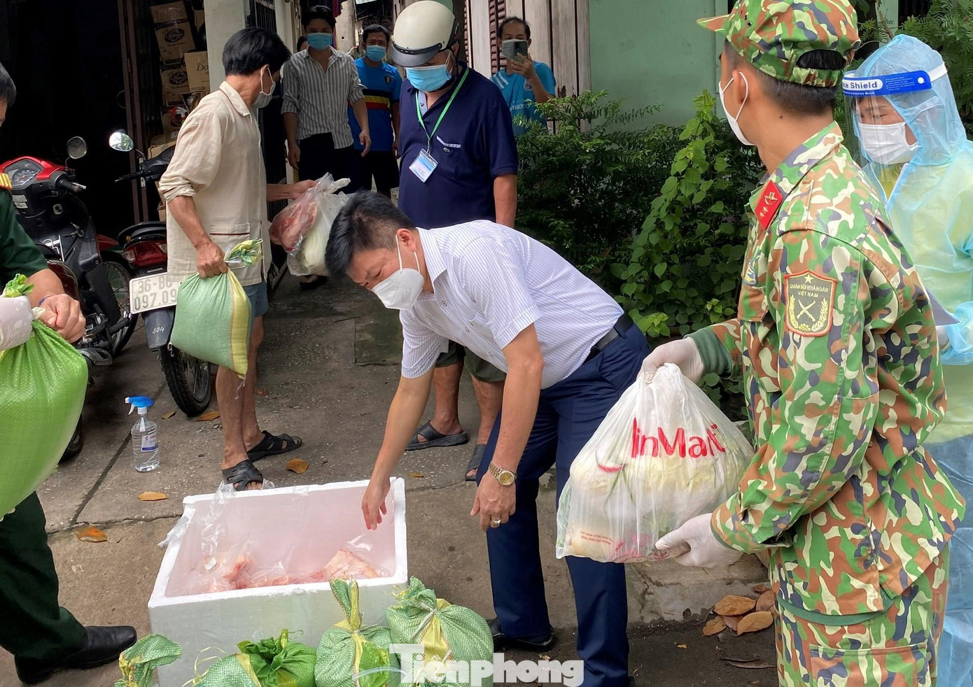 Từ sáng đến trưa nay (25/8), ông Nguyễn Thanh Tâm – Chủ tịch UBND TP Thuận An (áo trắng) đã cùng cán bộ, chiến sĩ mang lương thực, thực phẩm đến từng nhà dân để phát. Chỉ trong nửa ngày, hàng vạn phần lương thực được giao tận tay người dân. Từ sáng đến trưa nay (25/8), ông Nguyễn Thanh Tâm – Chủ tịch UBND TP Thuận An (áo trắng) đã cùng cán bộ, chiến sĩ mang lương thực, thực phẩm đến từng nhà dân để phát. Chỉ trong nửa ngày, hàng vạn phần lương thực được giao tận tay người dân.
