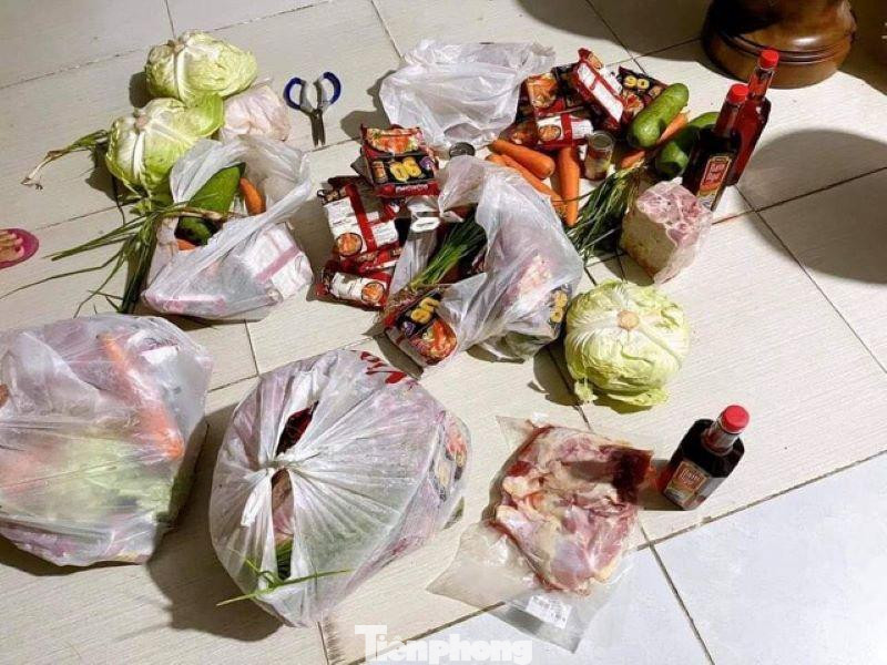 Một phần lương thực, thực phẩm được phát cho người dân Một phần lương thực, thực phẩm được phát cho người dân