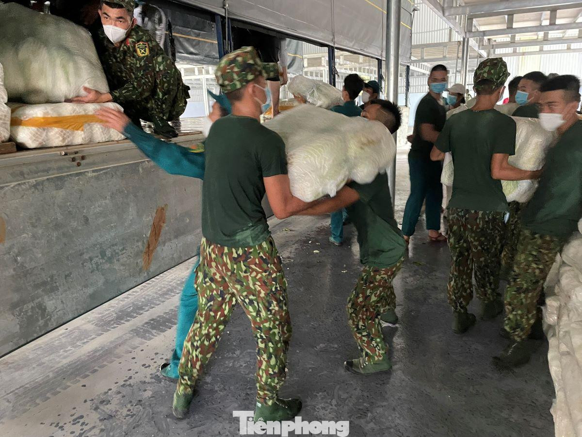 Lực lượng quân sự địa phương phối hợp lực lượng đoàn thể do UBND các phường phân công, đảm nhận nhiệm vụ phân phát gói thực phẩm thiết yếu đến từng hộ dân theo kế hoạch. Lực lượng quân sự địa phương phối hợp lực lượng đoàn thể do UBND các phường phân công, đảm nhận nhiệm vụ phân phát gói thực phẩm thiết yếu đến từng hộ dân theo kế hoạch.