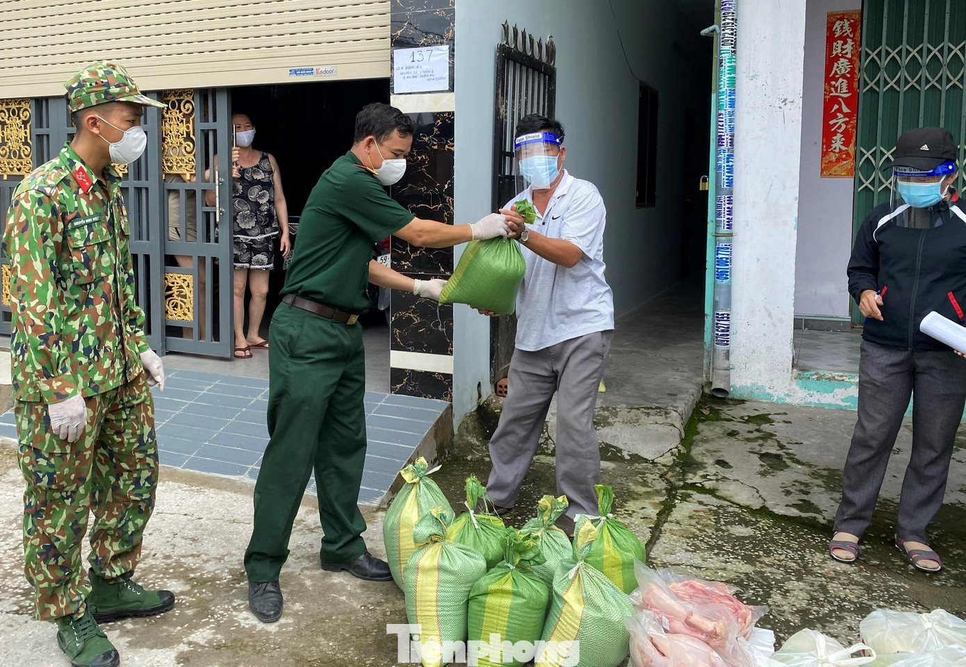Trước diễn biến phức tạp của dịch bệnh, Bình Dương quyết định áp dụng “đông cứng, khóa chặt” 11 phường ở TX Tân Uyên và TP Thuận An (khoảng 719.048 dân) trong thời gian 15 ngày, kể từ hôm nay (22/8). Trước diễn biến phức tạp của dịch bệnh, Bình Dương quyết định áp dụng “đông cứng, khóa chặt” 11 phường ở TX Tân Uyên và TP Thuận An (khoảng 719.048 dân) trong thời gian 15 ngày, kể từ hôm nay (22/8).