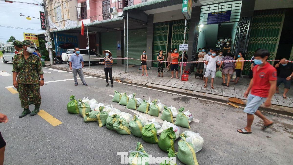 719.048 phần thực phẩm thiết yếu, hàng thiết yếu cơ bản (gạo, thực phẩm công nghệ, gia vị, thực phẩm tươi sống, nước uống...) do đơn vị cung cấp hàng hóa thiết yếu có năng lực chuẩn bị sẵn, địa phương bố trí lực lượng, phương tiện chuyển đến người dân. 719.048 phần thực phẩm thiết yếu, hàng thiết yếu cơ bản (gạo, thực phẩm công nghệ, gia vị, thực phẩm tươi sống, nước uống...) do đơn vị cung cấp hàng hóa thiết yếu có năng lực chuẩn bị sẵn, địa phương bố trí lực lượng, phương tiện chuyển đến người dân.