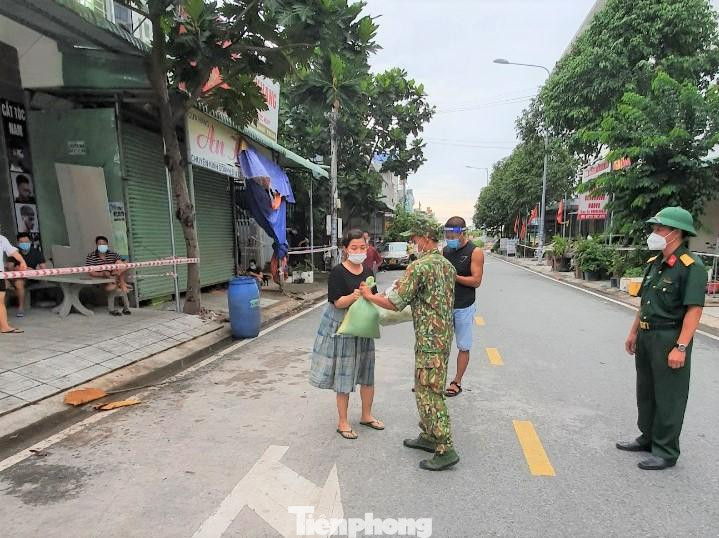 Bình Dương được cấp 11.325 tấn gạo (theo Quyết định số 1415 của Thủ tướng Chính phủ); trong đó, 11 phường trên địa bàn thành phố Thuận An và thị xã Tân Uyên được xuất cấp khoảng 5.753 tấn. Bình Dương được cấp 11.325 tấn gạo (theo Quyết định số 1415 của Thủ tướng Chính phủ); trong đó, 11 phường trên địa bàn thành phố Thuận An và thị xã Tân Uyên được xuất cấp khoảng 5.753 tấn.