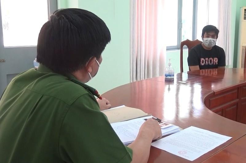 Huynh tại cơ quan công an