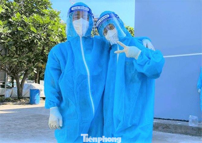 Cha con tình nguyện viên Phan Thanh Bảo Nguyệt tham gia tuyến đầu phòng, chống dịch