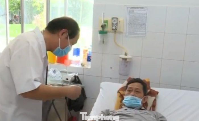 Bác sĩ Hoa đang chăm sóc cho bệnh nhân