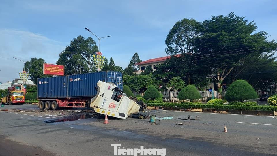 Thông tin ban đầu, thời điểm trên, xe bơm bê tông biển số 60C-274.32 do tài xế Trần Thế Anh điểu khiển đang lưu thông hướng Đồng Xoài - Bù Đăng thì bất ngờ bị xe container biển số 47C-111.50 (chưa rõ tài xế) lưu thông cùng chiều tông mạnh phía sau. Thông tin ban đầu, thời điểm trên, xe bơm bê tông biển số 60C-274.32 do tài xế Trần Thế Anh điểu khiển đang lưu thông hướng Đồng Xoài - Bù Đăng thì bất ngờ bị xe container biển số 47C-111.50 (chưa rõ tài xế) lưu thông cùng chiều tông mạnh phía sau.