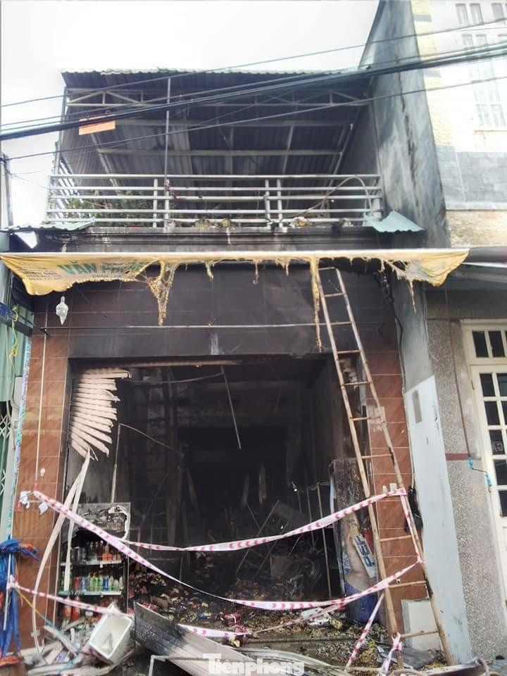 Toàn bộ căn nhà 120m2, bên trong gian phòng khách chứa hàng hóa Toàn bộ căn nhà 120m2, bên trong gian phòng khách chứa hàng hóa