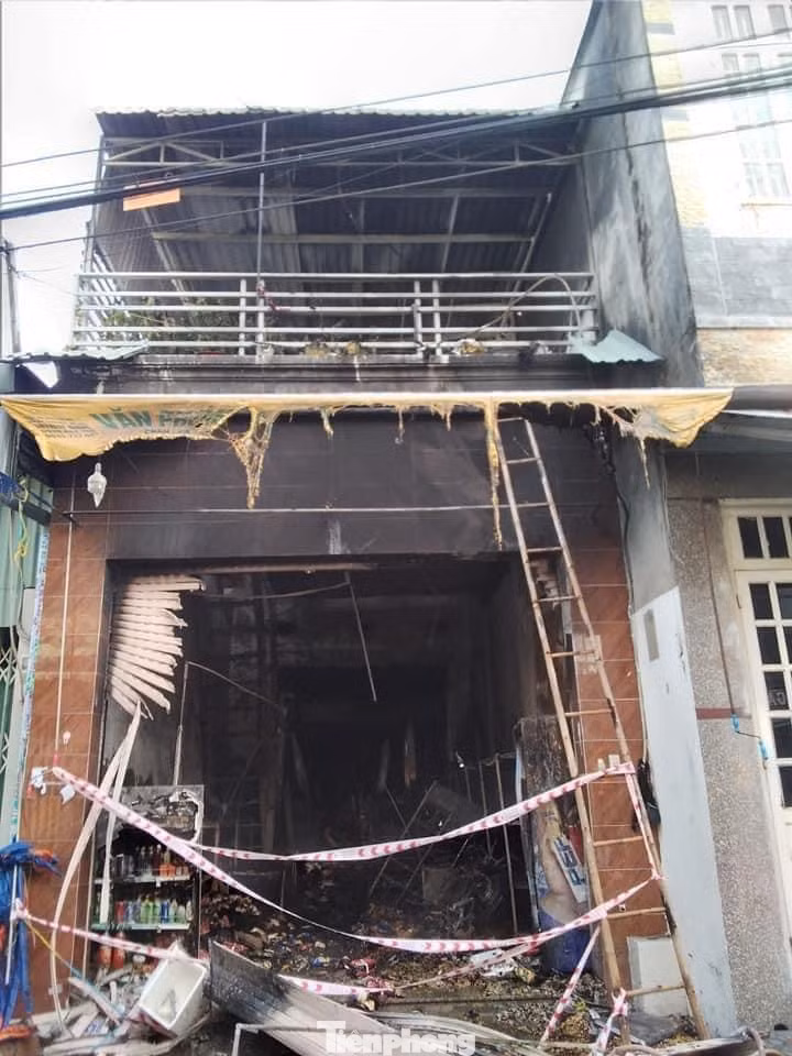 Toàn bộ căn nhà 120m2, bên trong gian phòng khách chứa hàng hóa Toàn bộ căn nhà 120m2, bên trong gian phòng khách chứa hàng hóa