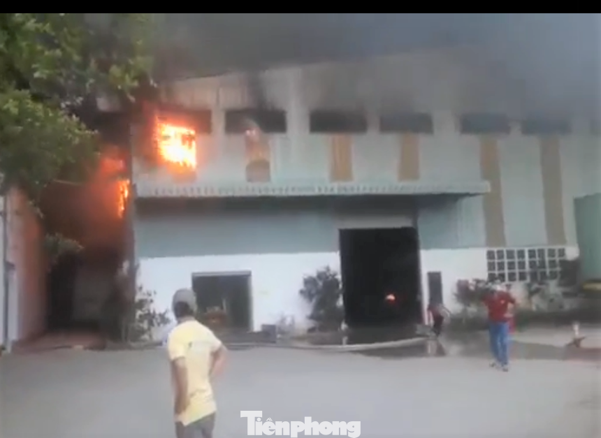 Vụ hỏa hoạn khiến tài sản bên trong nhà xưởng bị thiêu rụi, may mắn không ai bị thương
