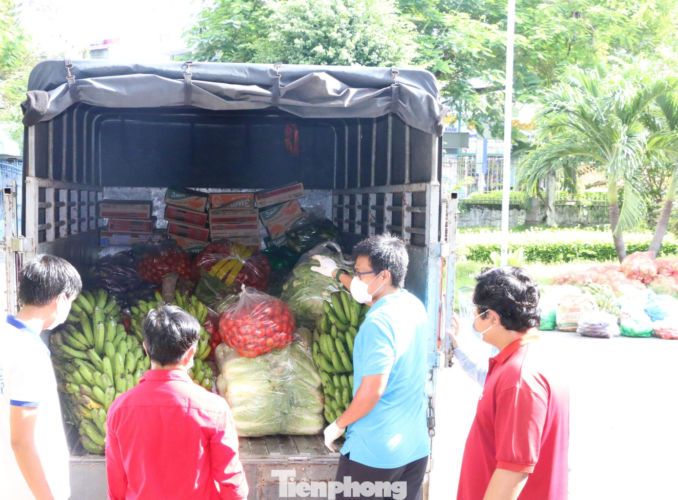 Tất cả hàng hóa sau khi tiếp nhận nhanh chóng đưa đến người dân tránh hư hỏng