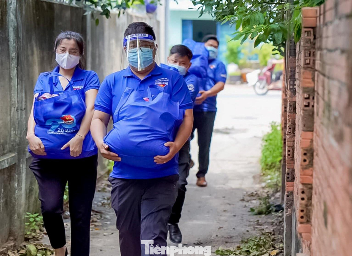 Hàng hóa được đưa đến từng ngõ, hẻm cho người dân