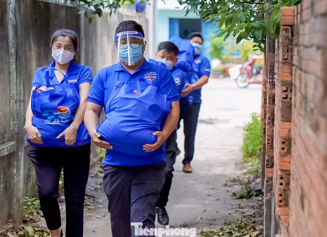 Hàng hóa được đưa đến từng ngõ, hẻm cho người dân