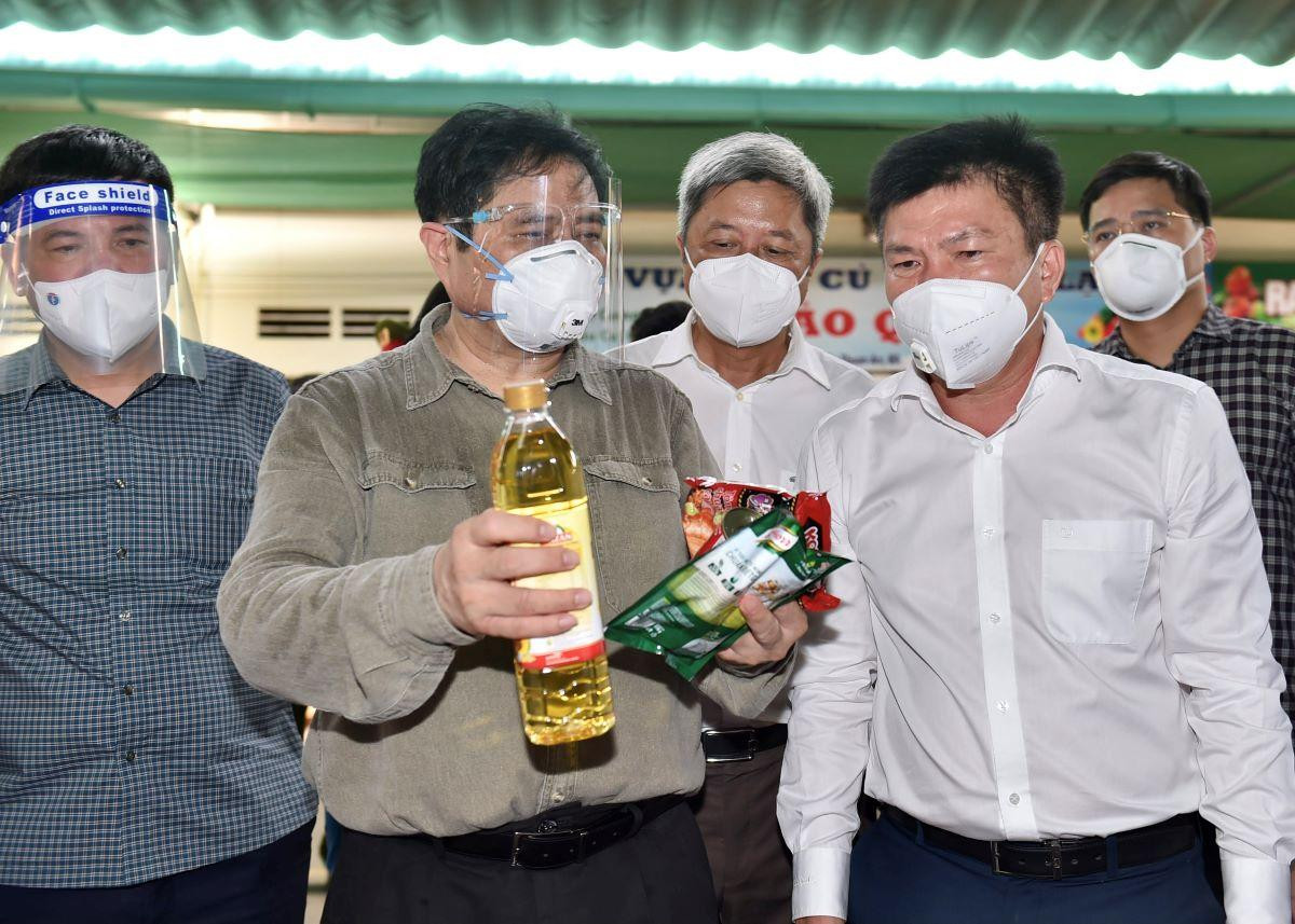 Thủ tướng Phạm Minh Chính kiểm tra hàng hóa cung cấp miễn phí cho người dân Bình Dương Thủ tướng Phạm Minh Chính kiểm tra hàng hóa cung cấp miễn phí cho người dân Bình Dương