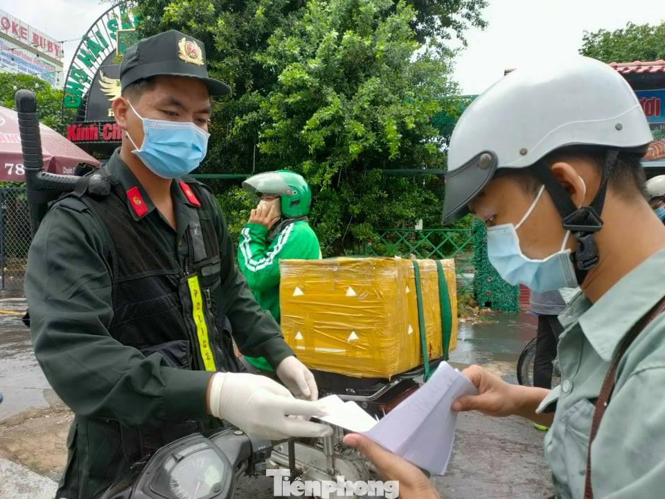 Bình Dương siết chặt giãn cách xã hội trên nguyên tắc "ai ở đâu, ở yên đó" Bình Dương siết chặt giãn cách xã hội trên nguyên tắc "ai ở đâu, ở yên đó"