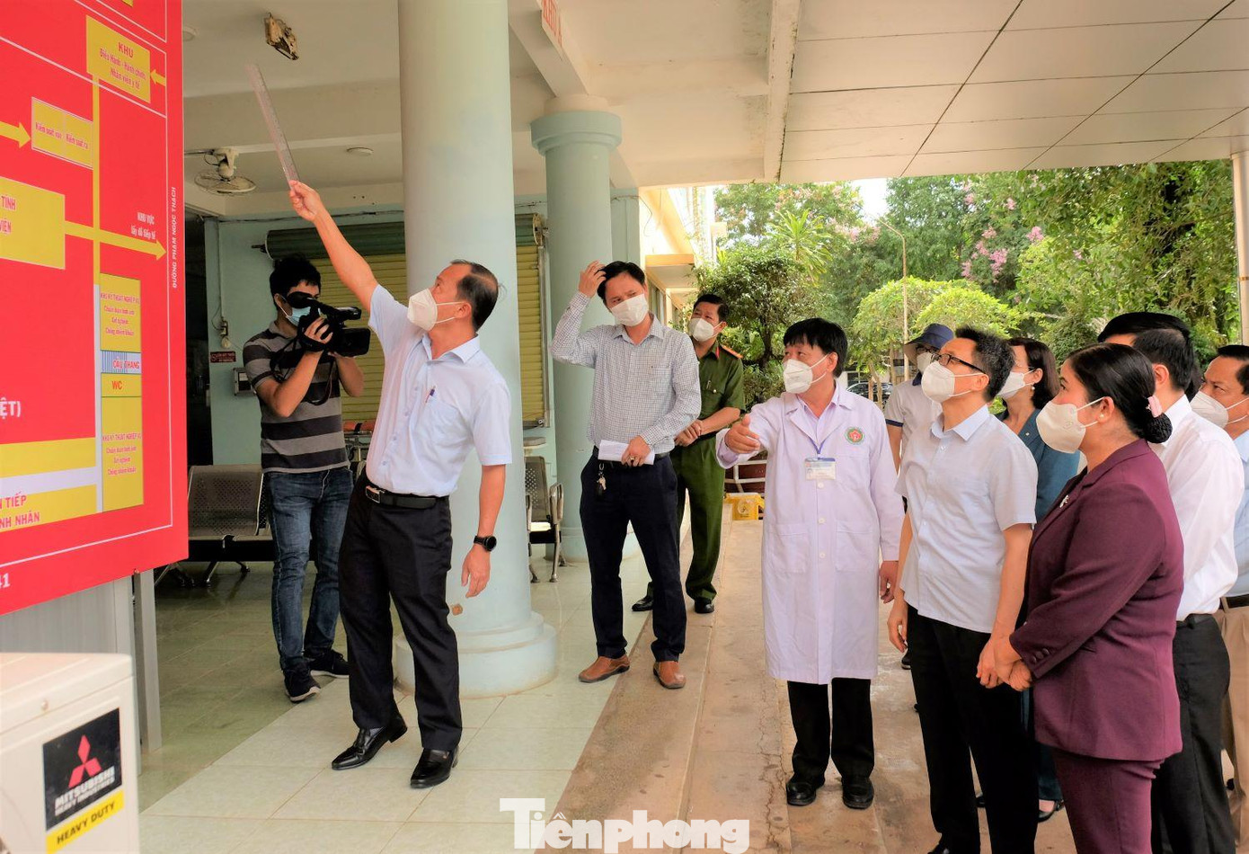 Phó Thủ tướng và đoàn công tác kiểm tra khu điều trị bệnh nhân COVID-19 ở Bình Phước