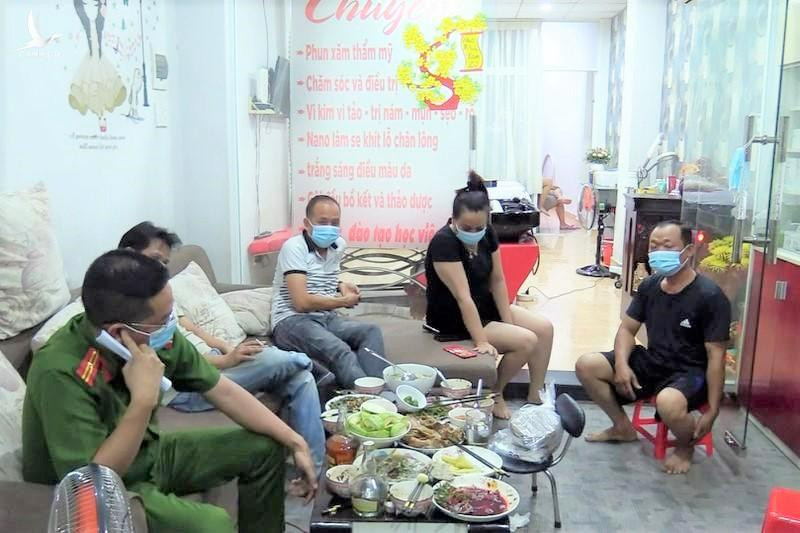 Tú tổ chức ăn nhậu trong thời gian giãn cách xã hội bị phát hiện bắt giữ Tú tổ chức ăn nhậu trong thời gian giãn cách xã hội bị phát hiện bắt giữ