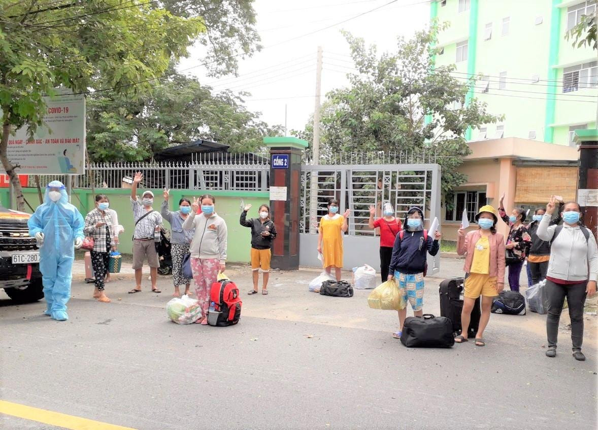 Bệnh nhân COVID-19 ở Bình Dương xuất viện về nhà Bệnh nhân COVID-19 ở Bình Dương xuất viện về nhà