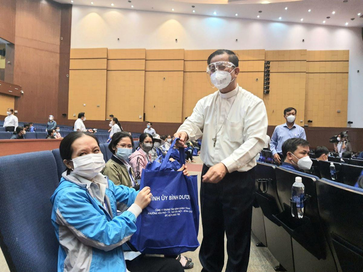 Linh mục, tu sĩ lên đường hỗ trợ phòng, chống dịch (Ảnh: Hồng Thuận) Linh mục, tu sĩ lên đường hỗ trợ phòng, chống dịch (Ảnh: Hồng Thuận)