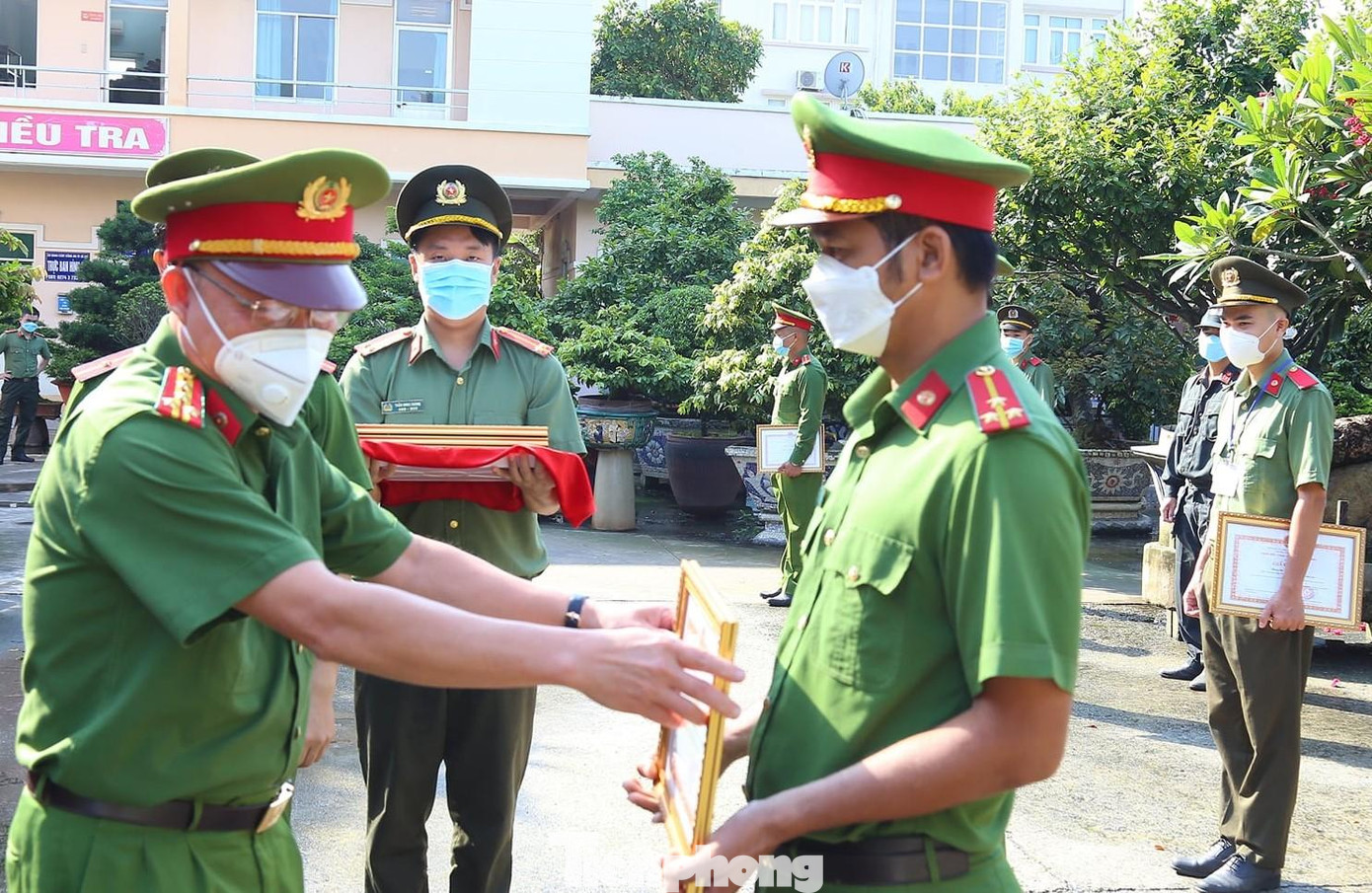 Đại tá Trần Văn Chính khen thưởng tập thể, cá nhân đơn vị TP Dĩ An Đại tá Trần Văn Chính khen thưởng tập thể, cá nhân đơn vị TP Dĩ An