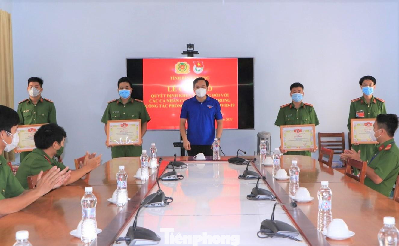 Anh Trần Bảo Lâm khen thưởng tuổi trẻ Công an TP Dĩ An Anh Trần Bảo Lâm khen thưởng tuổi trẻ Công an TP Dĩ An